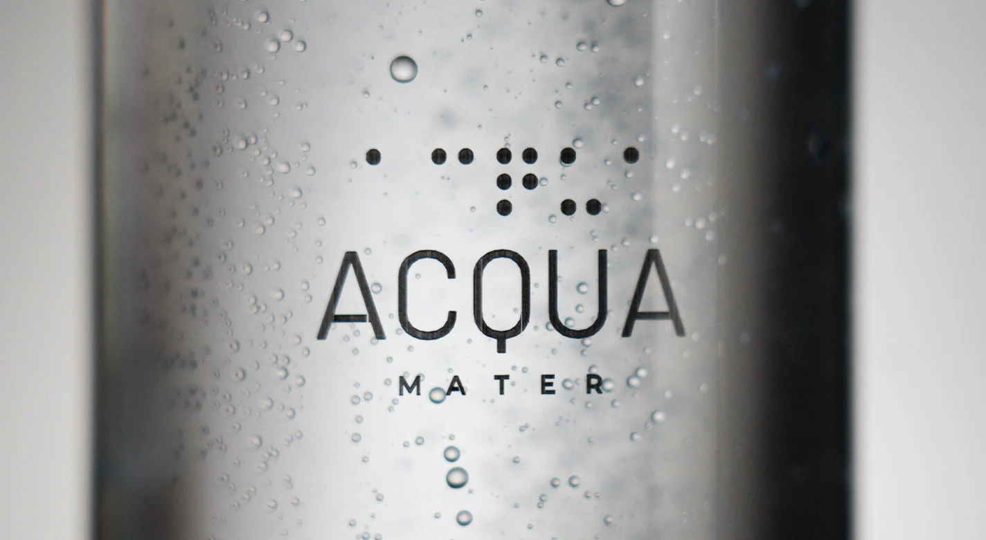Garrafa de água com o rótulo “ACQUA MATERO” e gotas de condensação