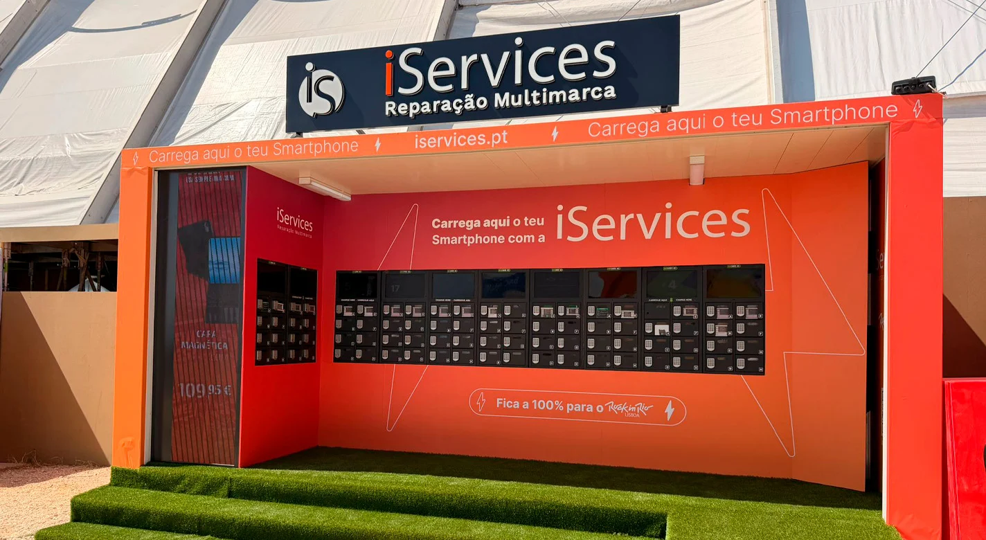 Quiosque iServices para reparação multimarca e carregamento de smartphones, com vários cacifos de carregamento