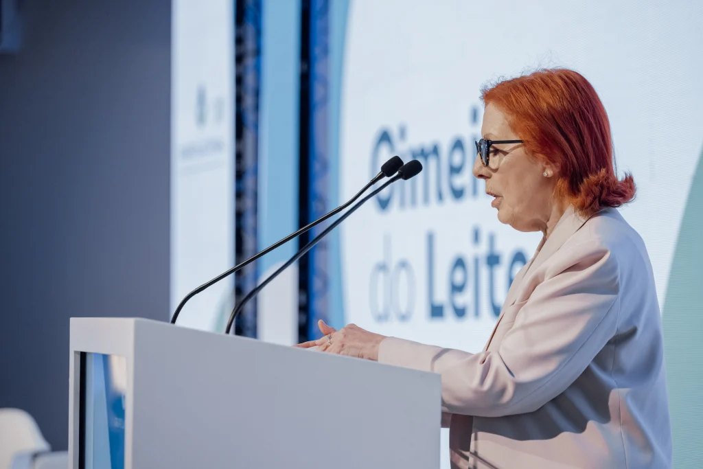 Mulher ruiva a discursar num púlpito na Cimeira do Leite da Lactogal