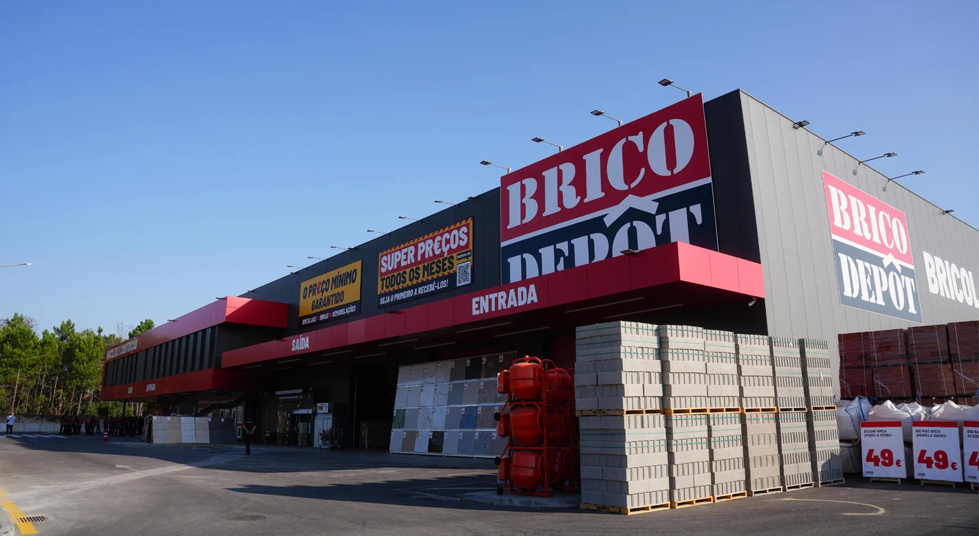 Exterior de uma loja Brico Dépôt com materiais de construção à entrada