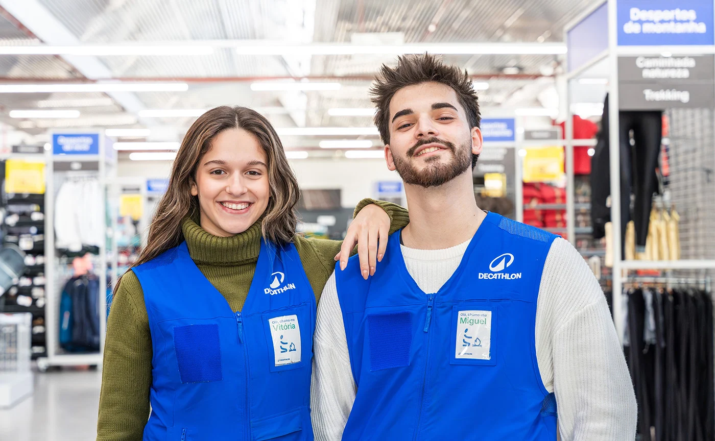 Dois colaboradores da Decathlon a sorrir numa loja de desporto