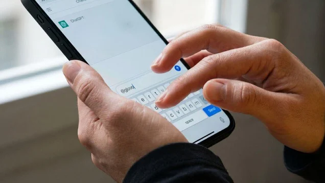 Glovo integra ChatGPT e Claude para pesquisa e compra de produtos