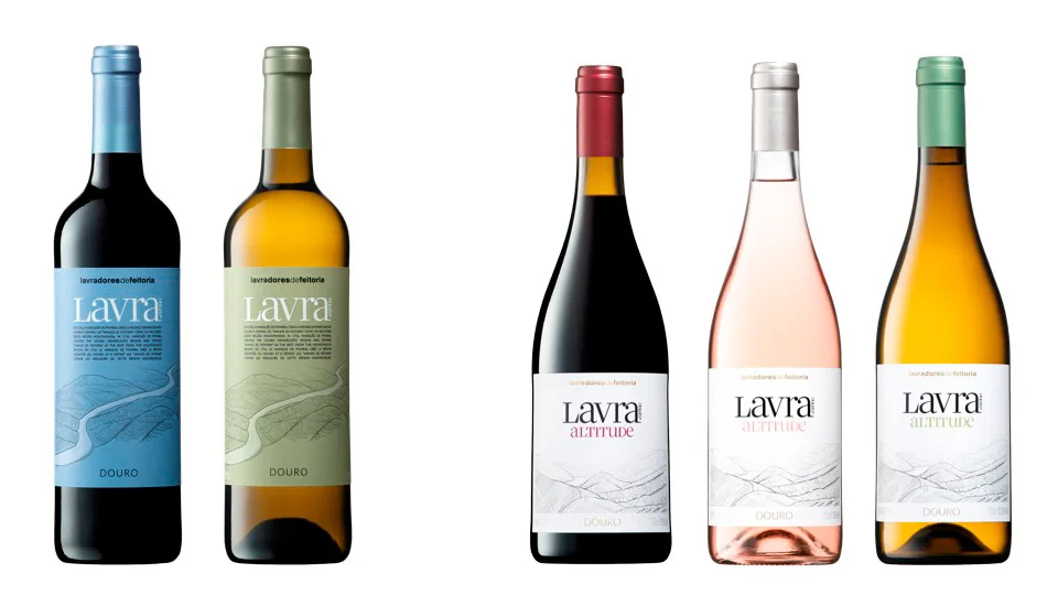 Cinco garrafas de vinho Lavra e Lavra Altitude, da Lavradores de Feitoria, incluindo referências tintas, brancas e rosé