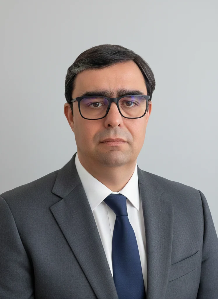 Retrato de um homem de fato e gravata, com óculos, sobre fundo cinzento
