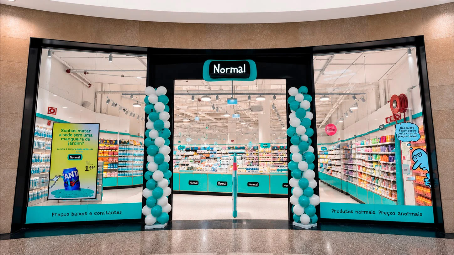 Entrada da loja Normal no Almada Forum, decorada com balões brancos e turquesa e com o interior repleto de produtos