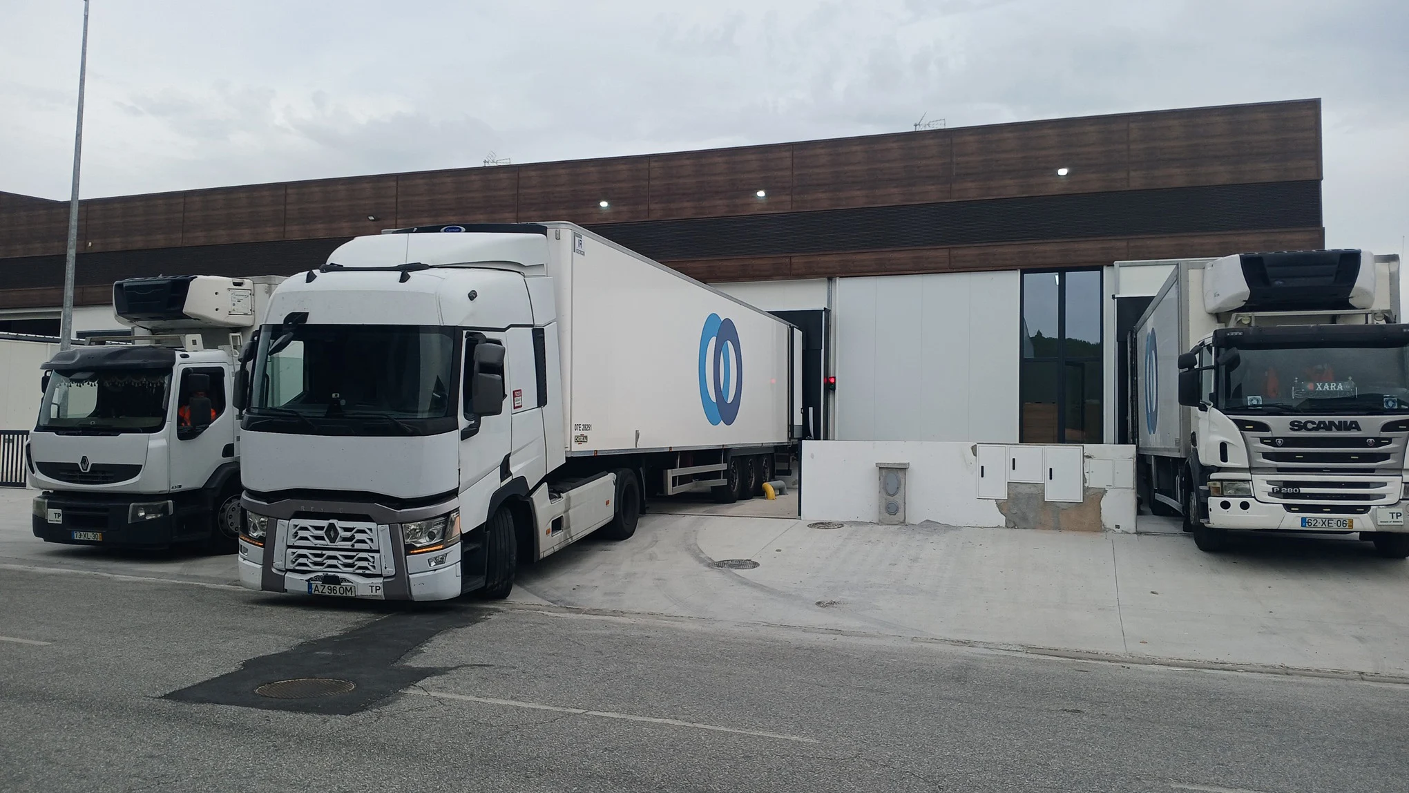 Camiões frigoríficos estacionados nas docas de carga da plataforma logística da STEF Portugal, em Viseu