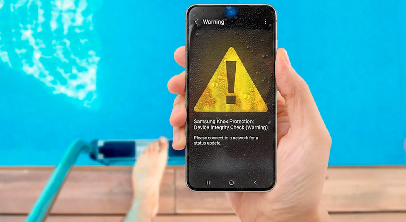 Telemóvel com aviso de segurança da Samsung Knox sobre fundo de piscina