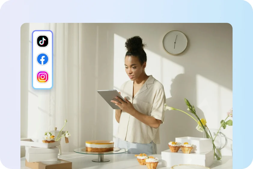 Mulher usando um tablet em uma cozinha iluminada, com ícones de TikTok, Facebook e Instagram ao lado