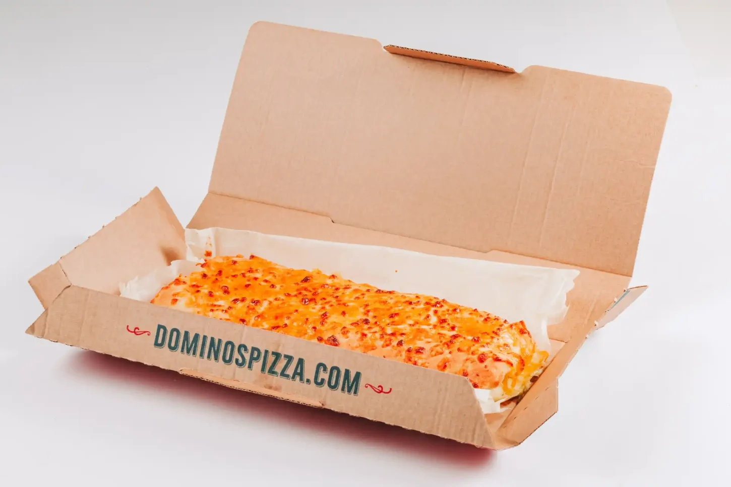 Caixa de pizza Domino’s aberta com uma pizza de queijo no interior