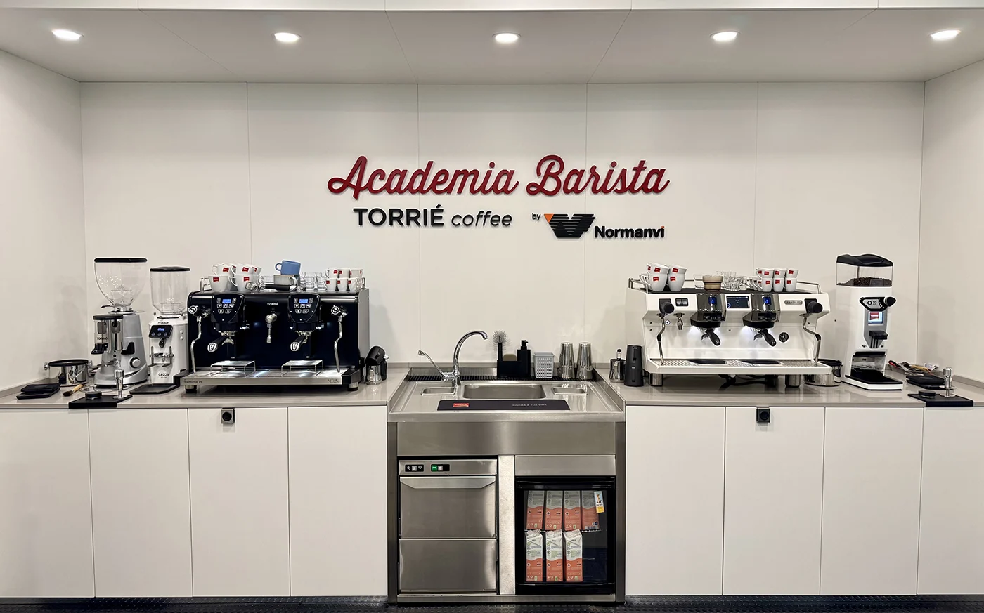 Academia Barista com máquinas de café expresso, moinho e bancada de preparação