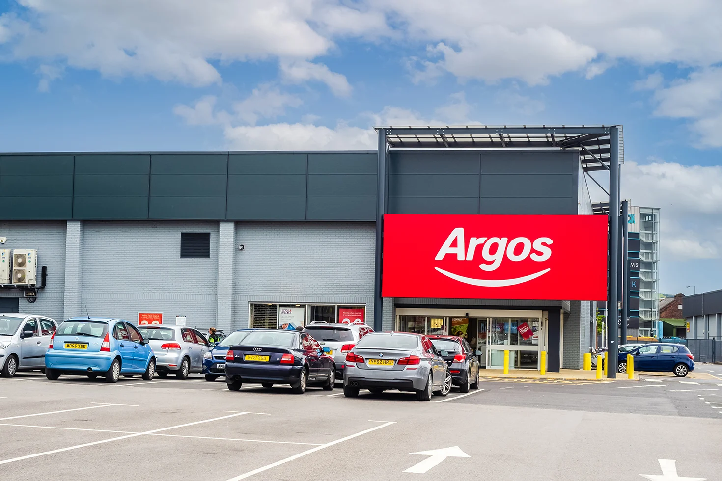 Loja Argos com parque de estacionamento em frente
