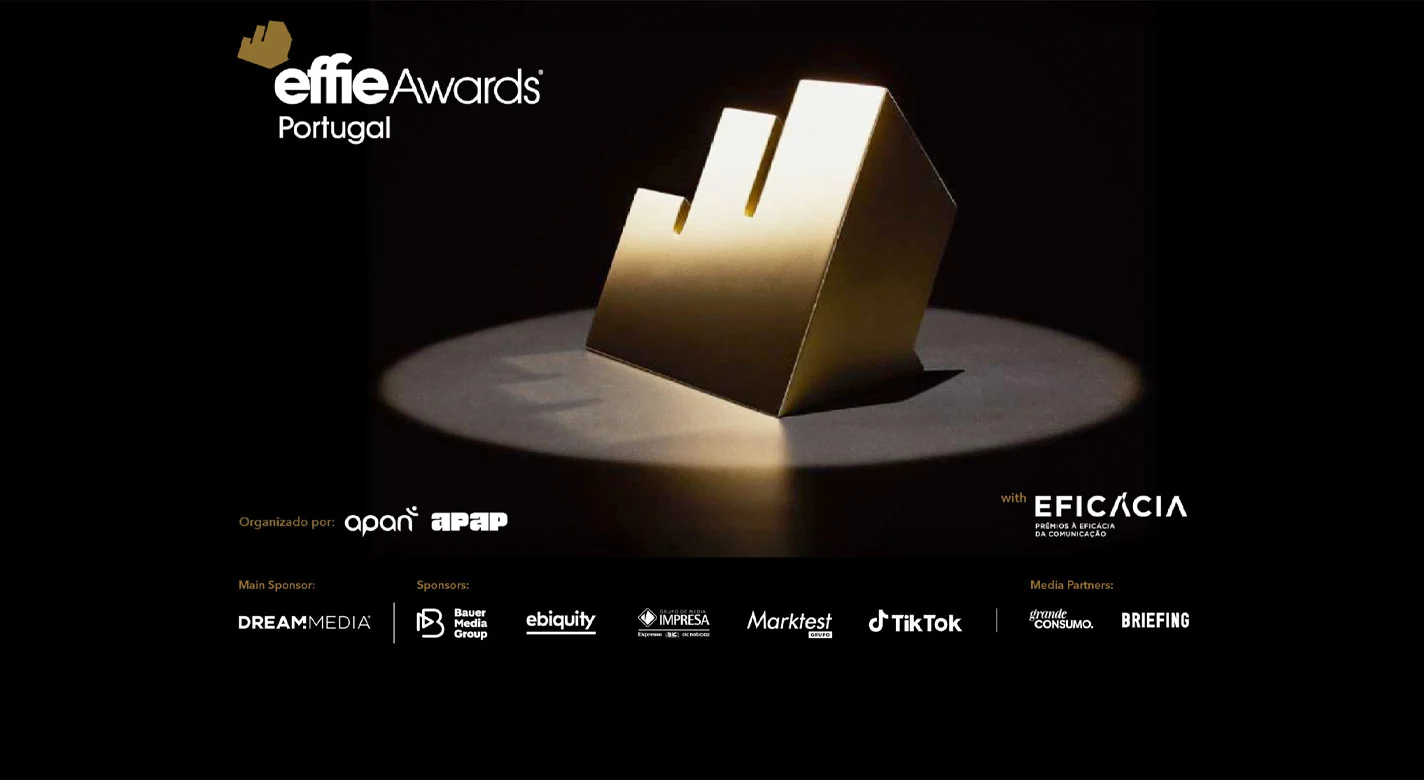 Cartaz dos Effie Awards Portugal com troféu dourado ao centro e logótipos de patrocinadores e parceiros na base