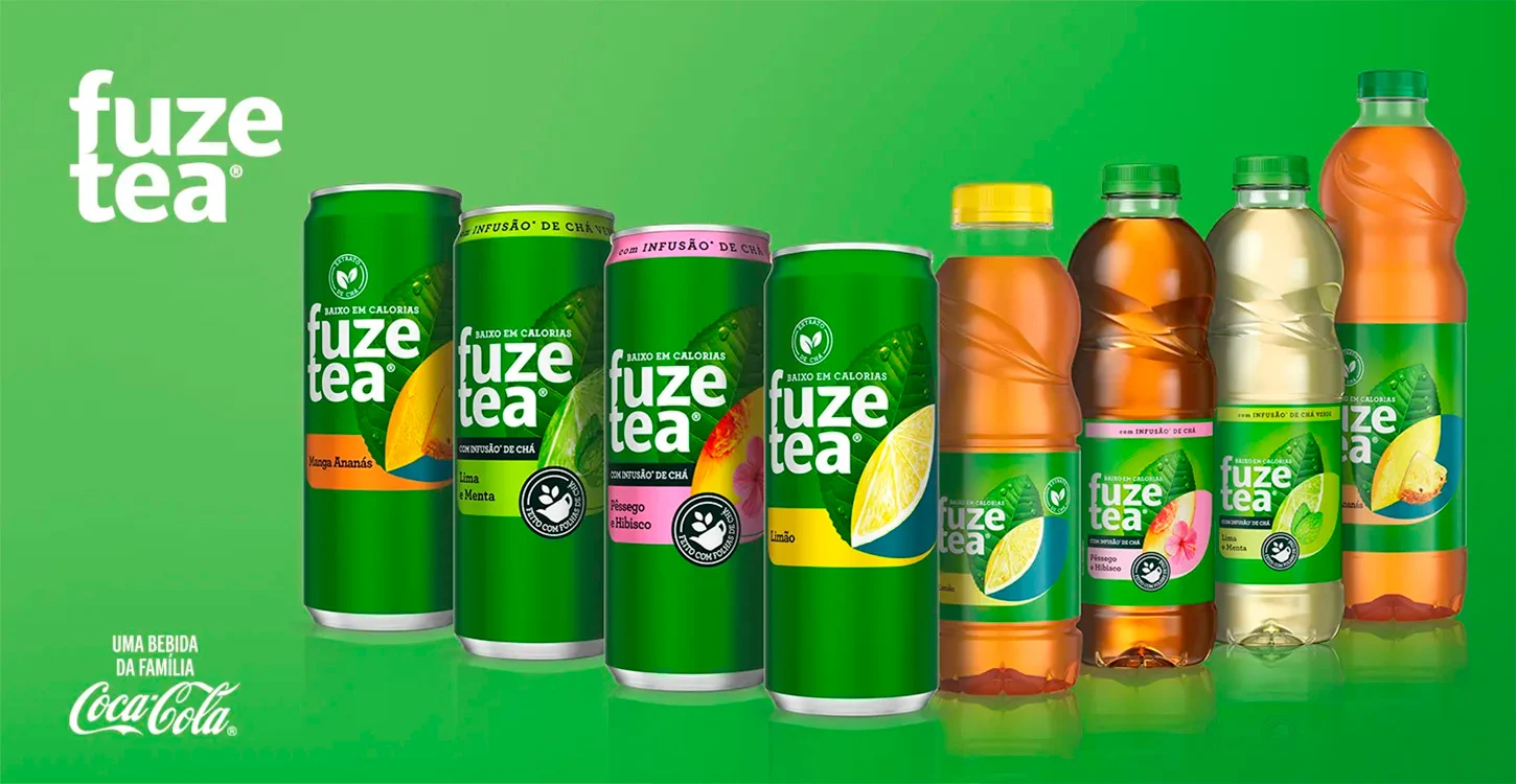 Gama de bebidas Fuze Tea em latas e garrafas com vários sabores, incluindo limão, lima e menta, pêssego e hibisco, e manga e ananás