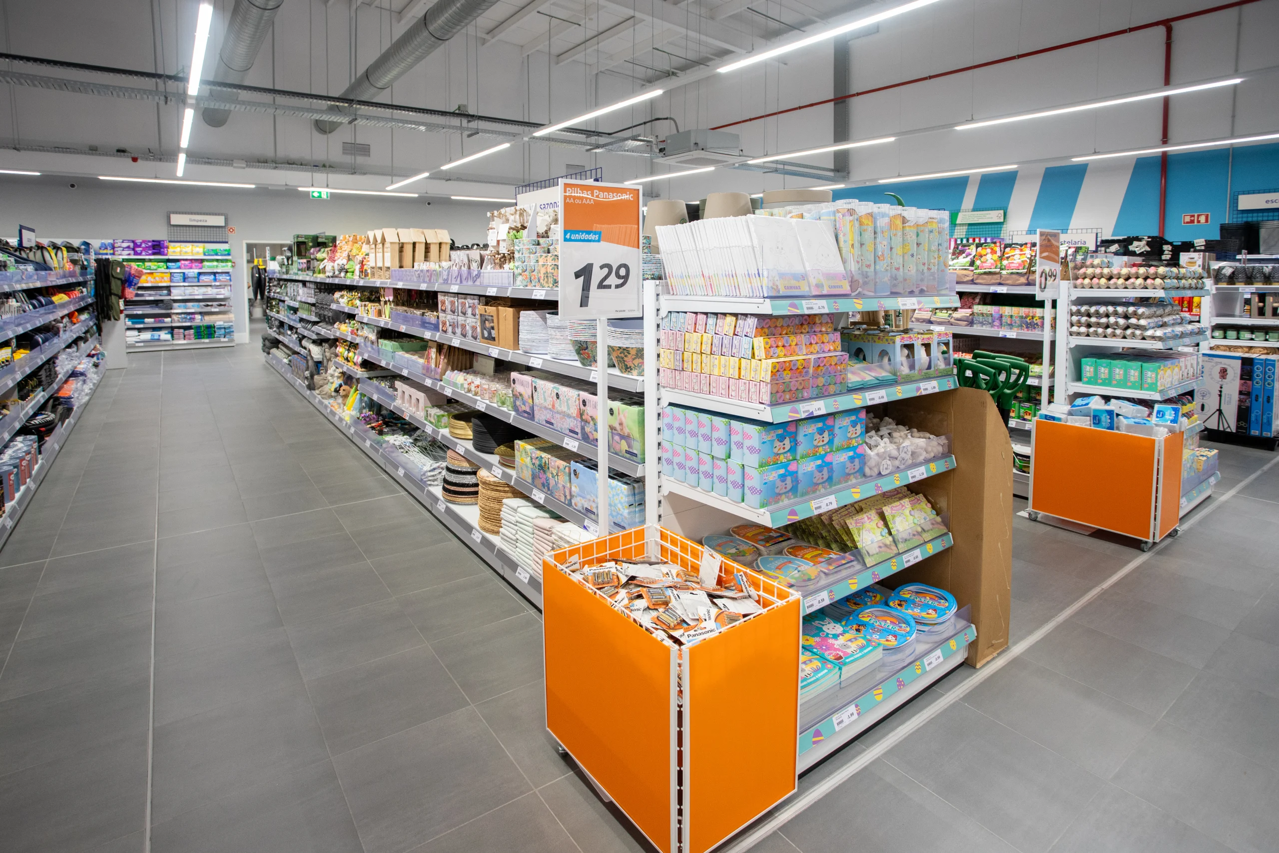 Interior de uma loja Action com produtos em exposição