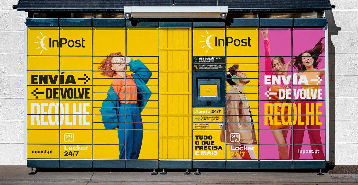 Cacifo InPost amarelo e cor-de-rosa, com mensagens «ENVIA», «DEVOLVE» e «RECOLHE», disponível 24/7