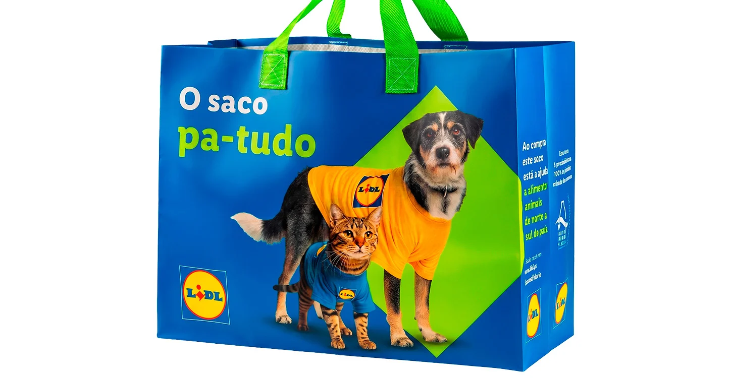 Saco reutilizável azul e verde da Lidl com cão e gato e a frase “O saco pa-tudo”