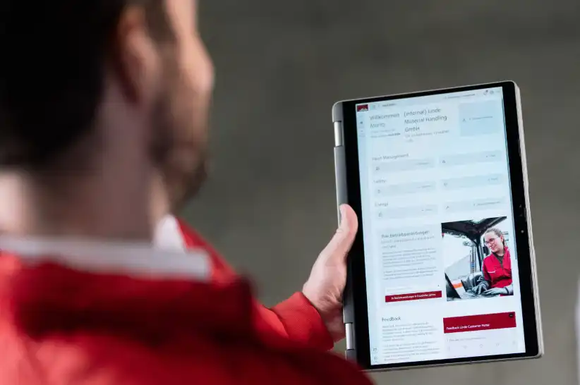 Pessoa a segurar um tablet com uma página web aberta sobre gestão de resíduos e reciclagem
