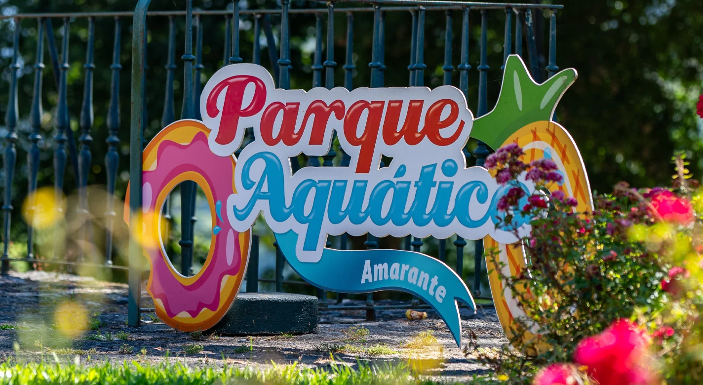 Placa colorida do Parque Aquático de Amarante, em forma de ananás e boia