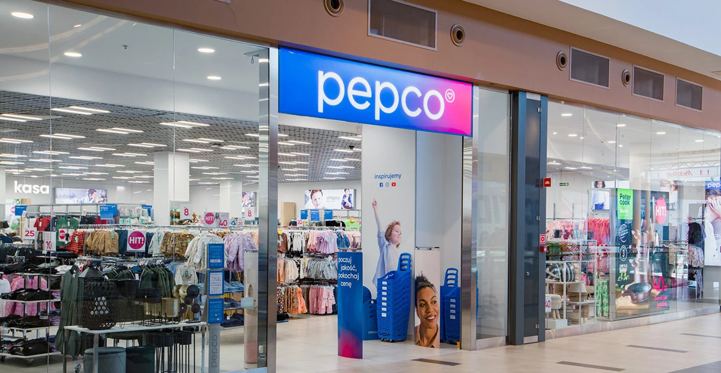Entrada de uma loja Pepco num centro comercial, com roupa e artigos de casa em exposição