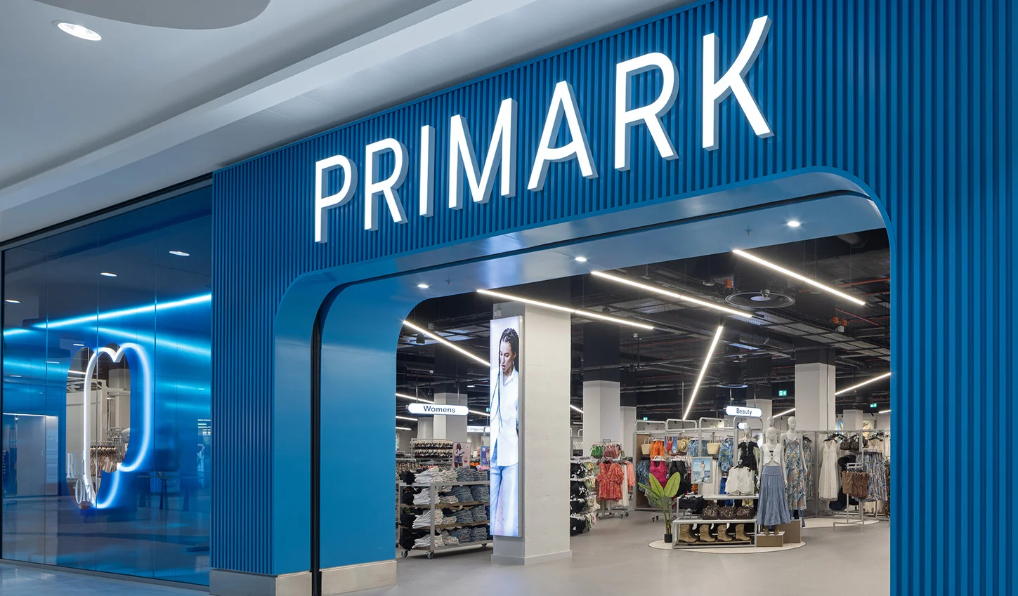 Entrada de uma loja PRIMARK com a secção de roupa visível no interior
