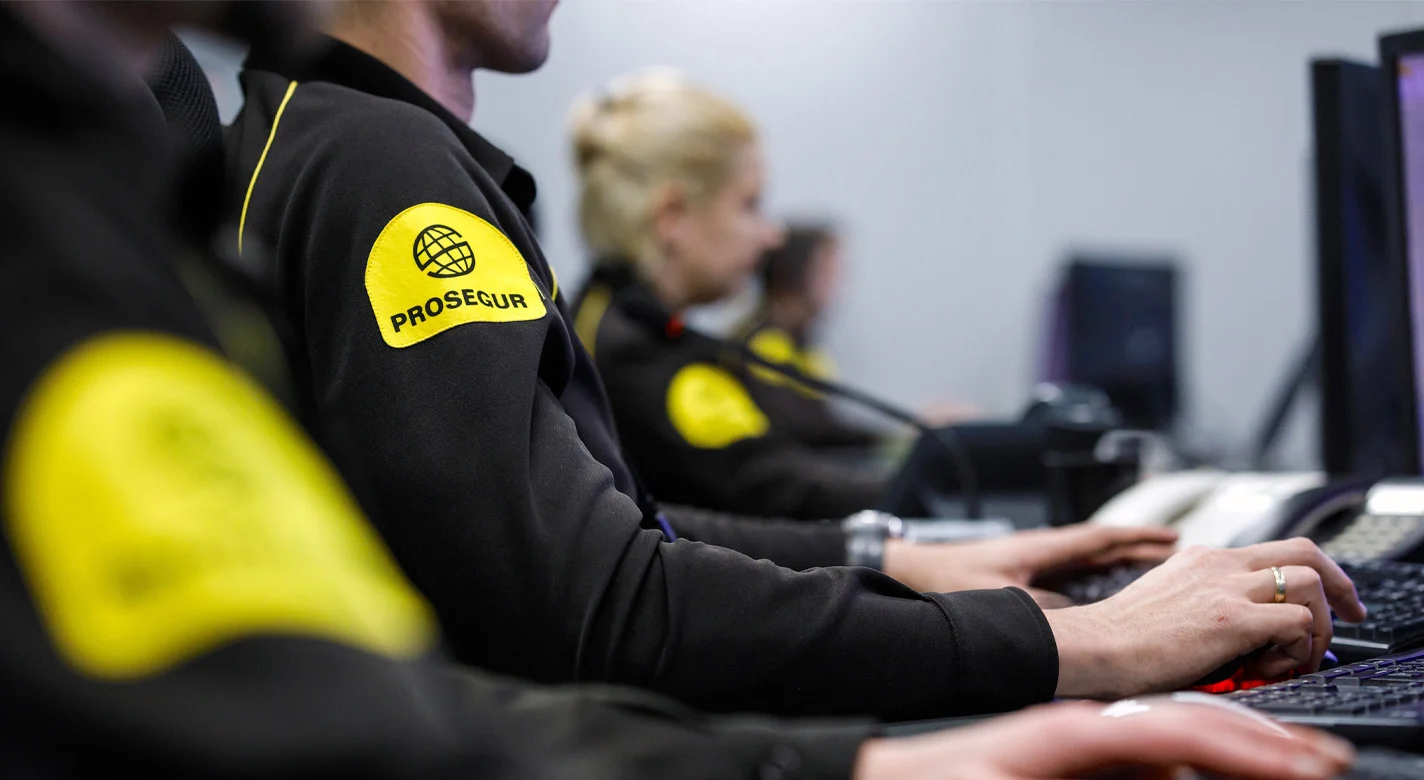 Operadores de segurança da Prosegur a trabalhar em computadores numa central de controlo