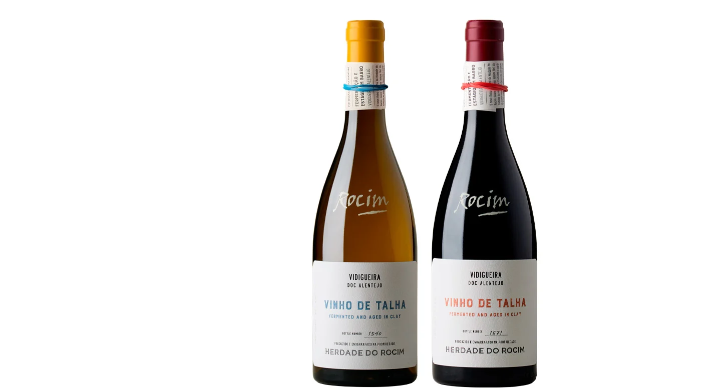 Duas garrafas de vinho de talha Herdade do Rocim, uma branca e uma tinto, sobre fundo branco