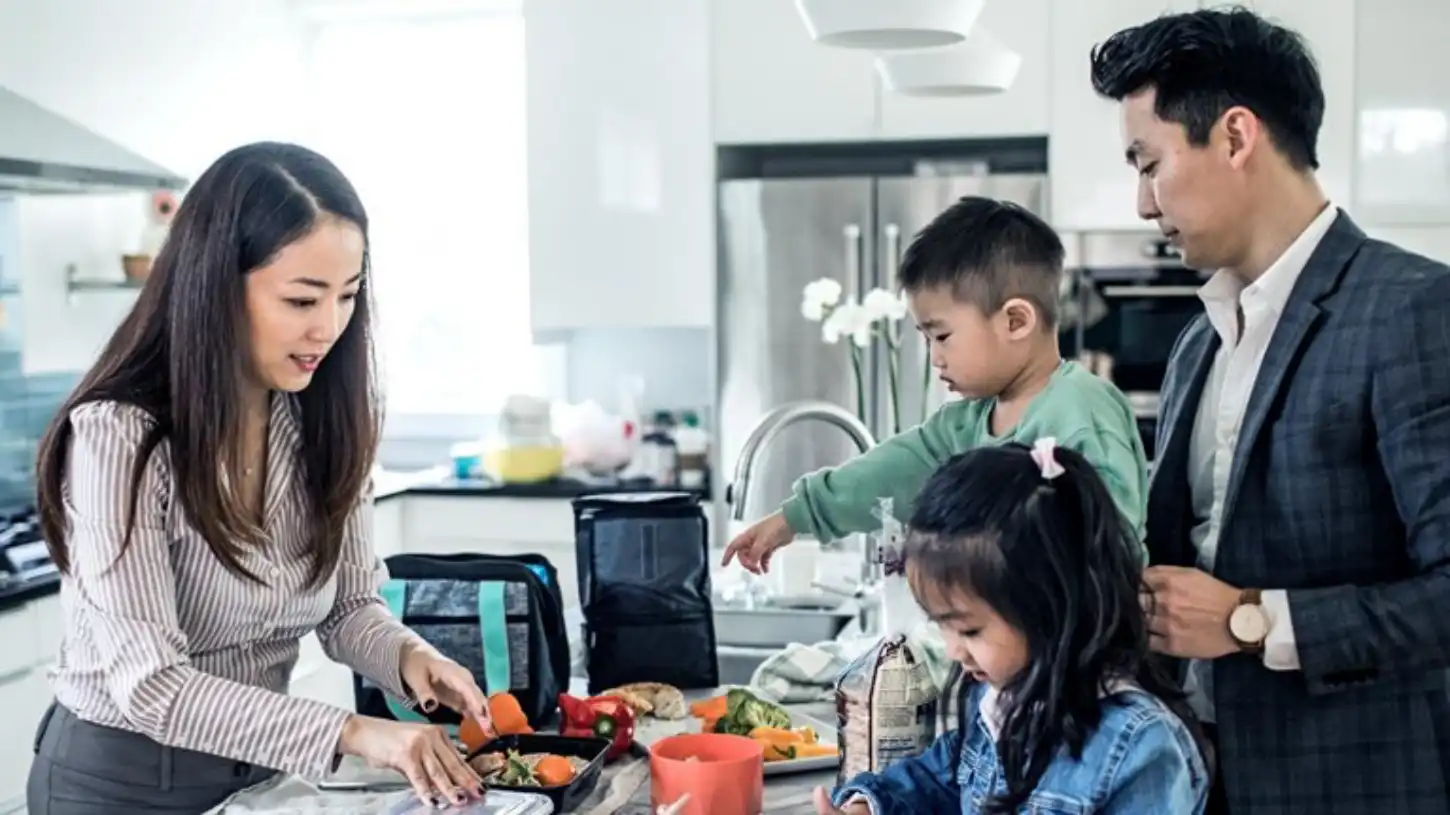 Família a preparar alimentos na cozinha