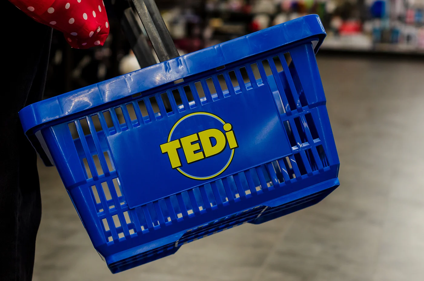Cesto de compras azul da TEDi