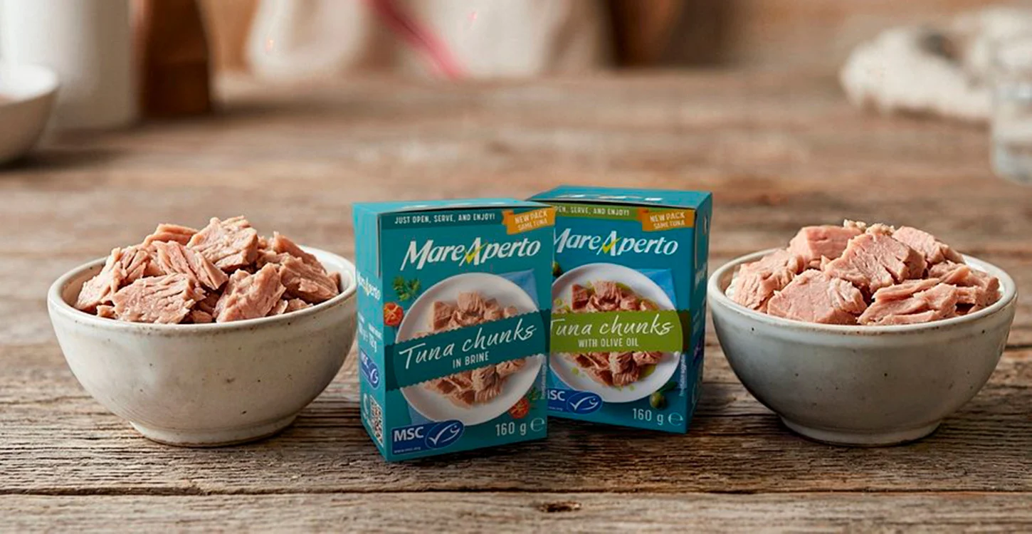 Latas de atum Mare Aperto entre duas tigelas com atum desfiado