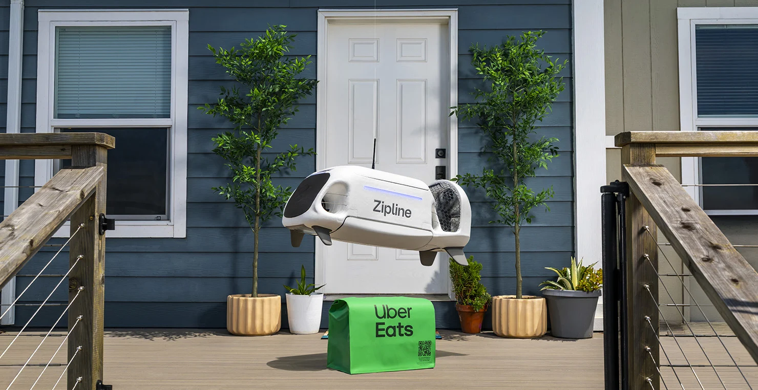 Entrega por drone Zipline com saco Uber Eats à porta de casa