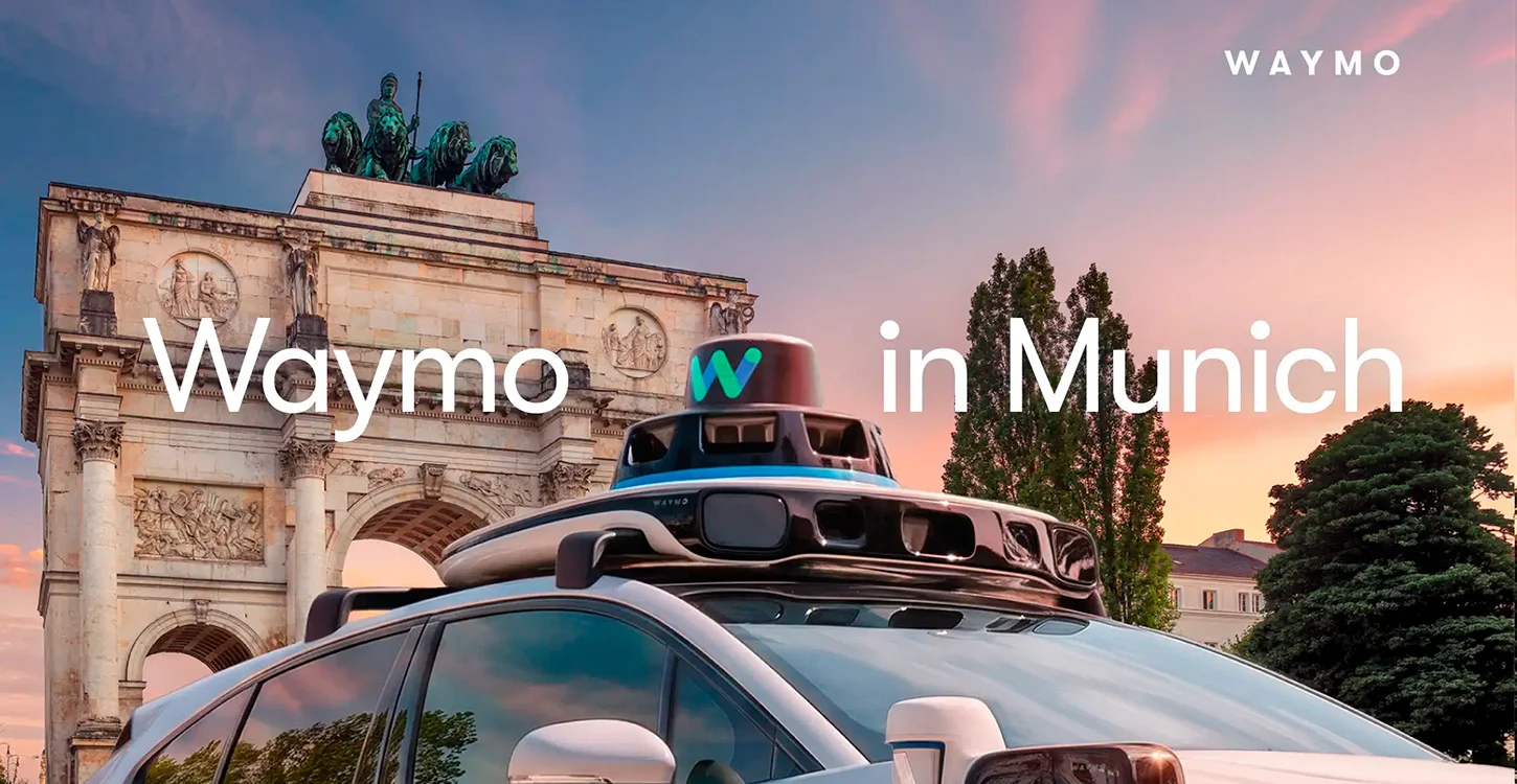 Veículo autónomo da Waymo em frente ao Siegestor, em Munique