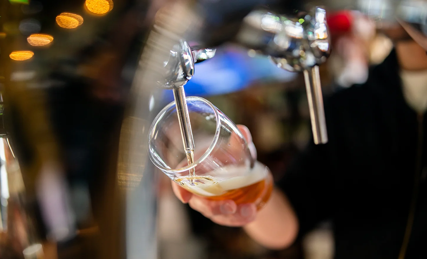 Cerveja a ser servida numa torneira para um copo inclinado