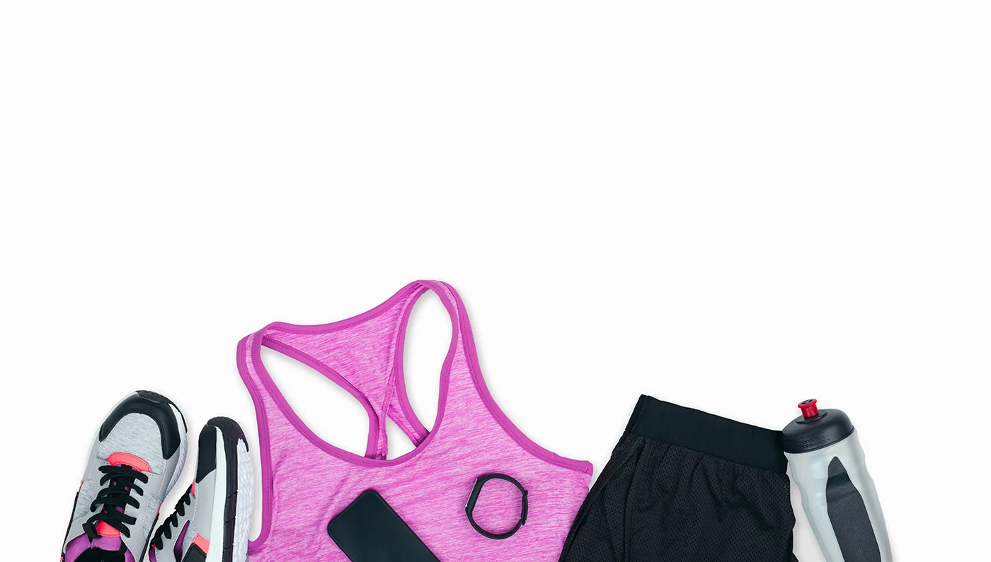 Sportswear: ténis, top rosa, calções pretos, telemóvel e garrafa de água