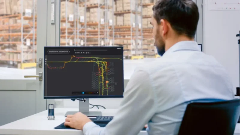 El software está adquiriendo cada vez más importancia en la automatización de almacenes.