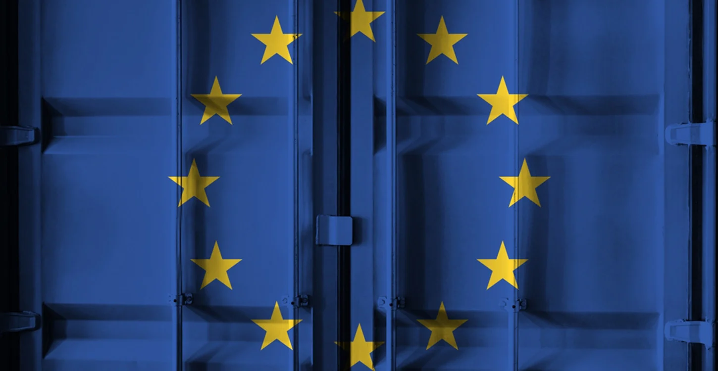 Contentores de transporte azuis decorados com estrelas amarelas da União Europeia