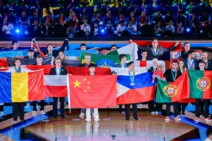 Participantes de uma competição internacional exibem bandeiras de vários países perante o público
