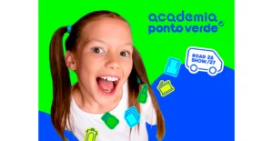 Criança sorridente junto ao logótipo Sociedade Ponto Verde e à mensagem ROAD 26 SHOW /27, rodeada de símbolos de reciclagem