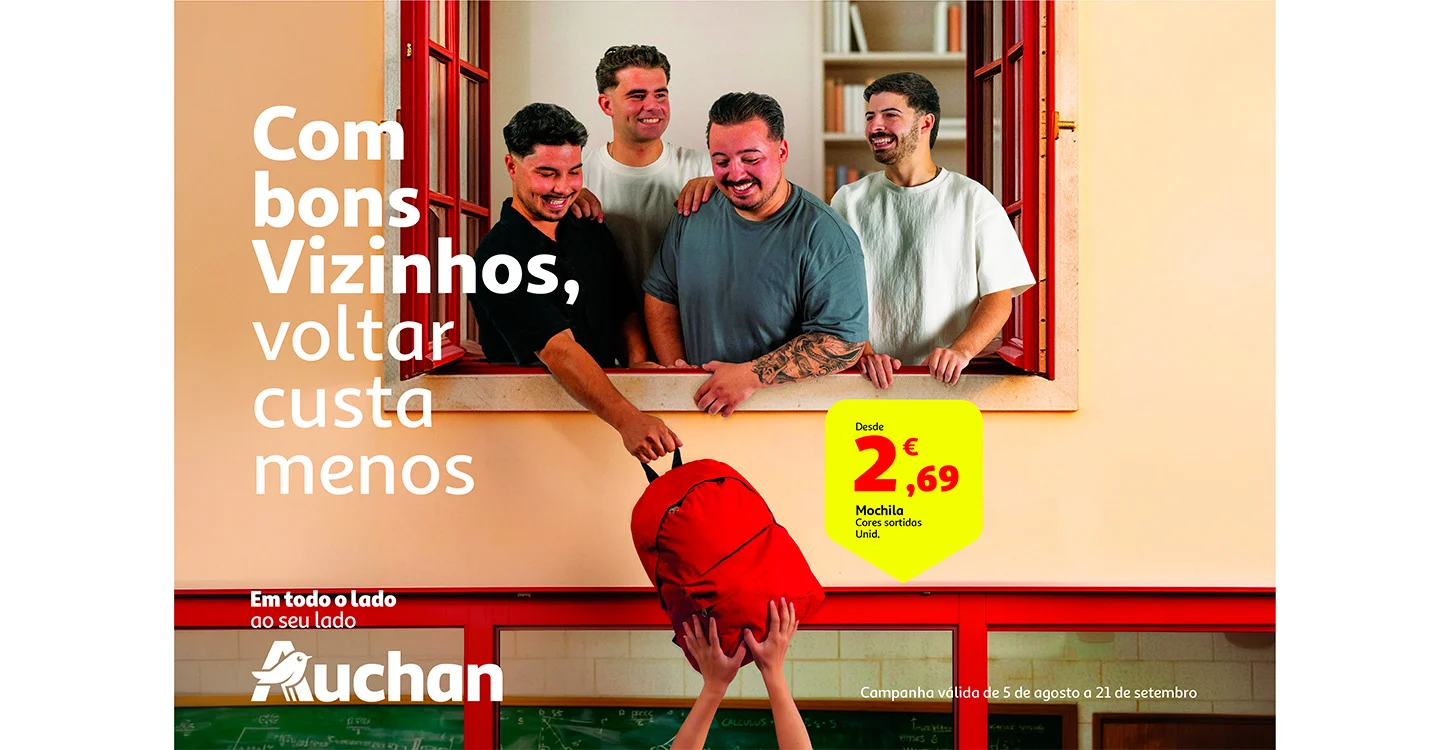 Publicidade Auchan: quatro vizinhos passam uma mochila vermelha; “Com bons vizinhos, voltar custa menos”. Mochilas desde 2,69 €