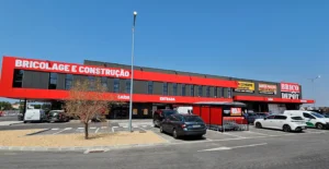 Exterior de uma loja Brico Depôt, com parque de estacionamento e entradas e saídas assinaladas