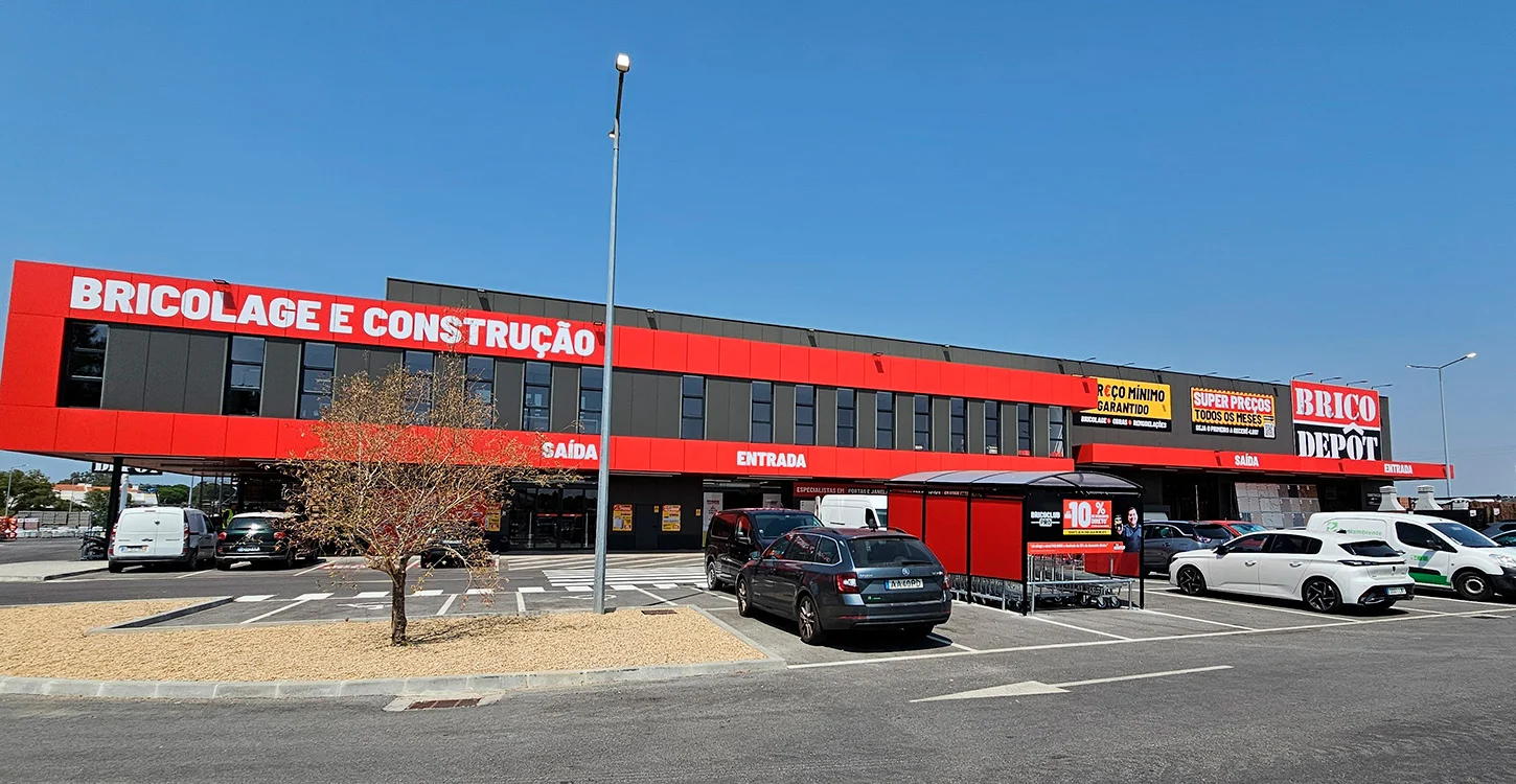Exterior de uma loja Brico Depôt, com parque de estacionamento e entradas e saídas assinaladas