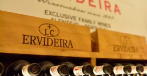 Garrafas de vinho Ervideira armazenadas horizontalmente numa prateleira