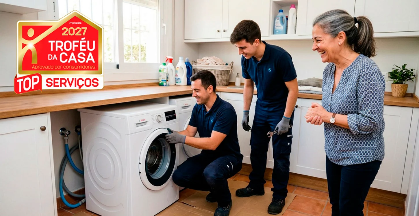 Técnicos reparam uma máquina de lavar junto de uma cliente; selo “Troféu da Casa 2027 – Top Serviços”