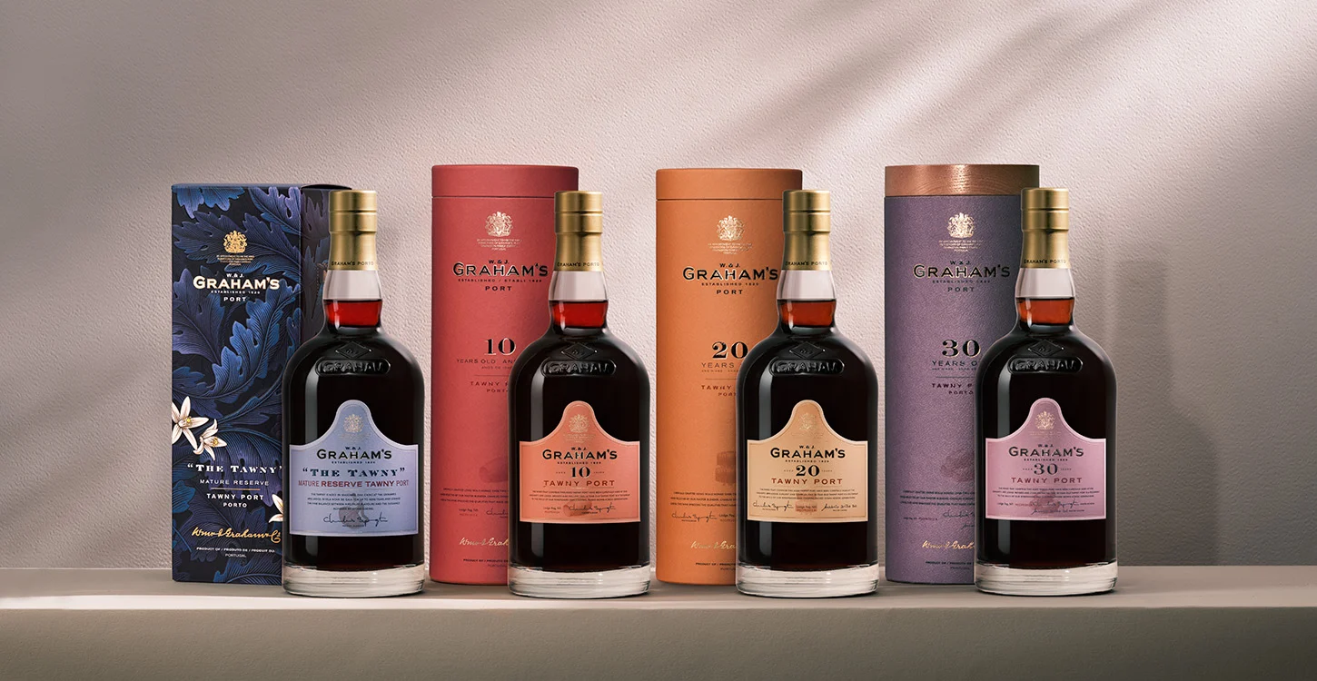 Quatro garrafas de vinho do Porto Graham’s: The Tawny, 10, 20 e 30 anos, com as respetivas caixas