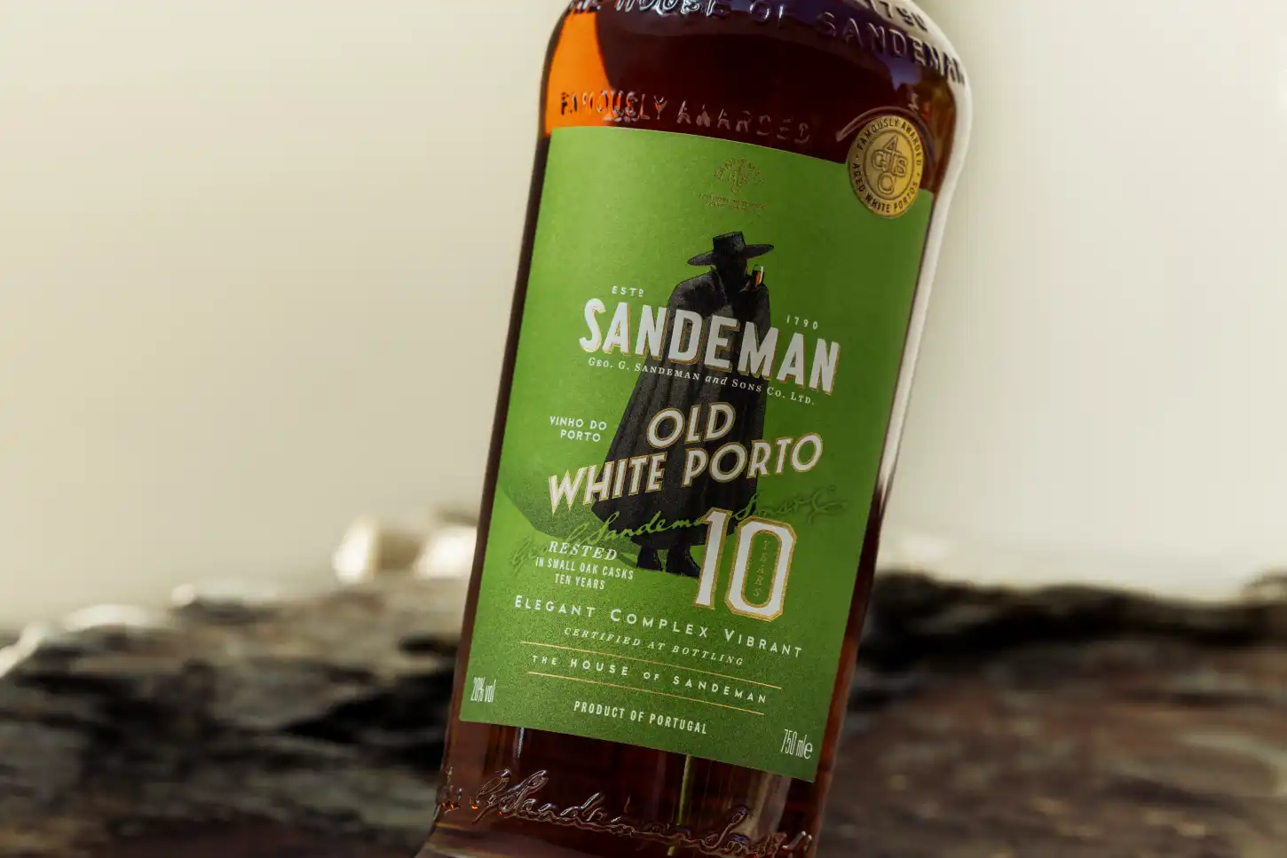 Garrafa de vinho do Porto branco Old White Porto Sandeman, com indicação de 10 anos