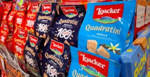 Expositor de bolachas wafer Loacker Quadratini, com variedades de chocolate e baunilha