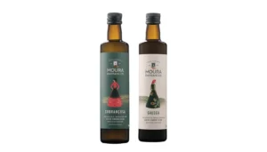 Duas garrafas de azeite virgem extra Moura Barrancos, variedades Cobrançosa e Galega