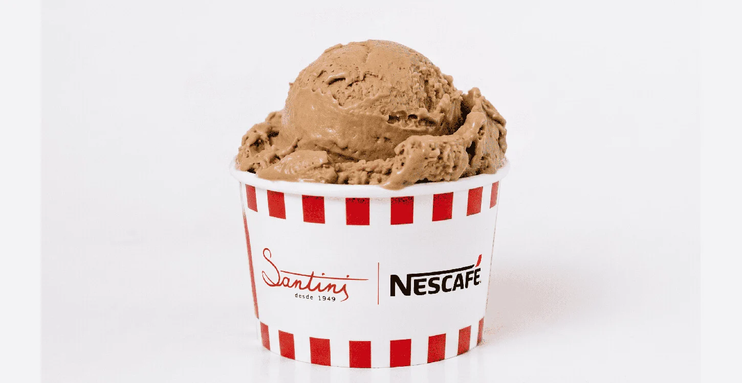 Gelado de chocolate num copo Santini e Nescafé