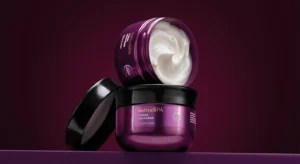 Pote aberto de creme Nativa SPA Rosas Secretas, d’O Boticário, com a tampa ao lado
