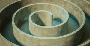 Espiral de paredes circulares concêntricas em betão
