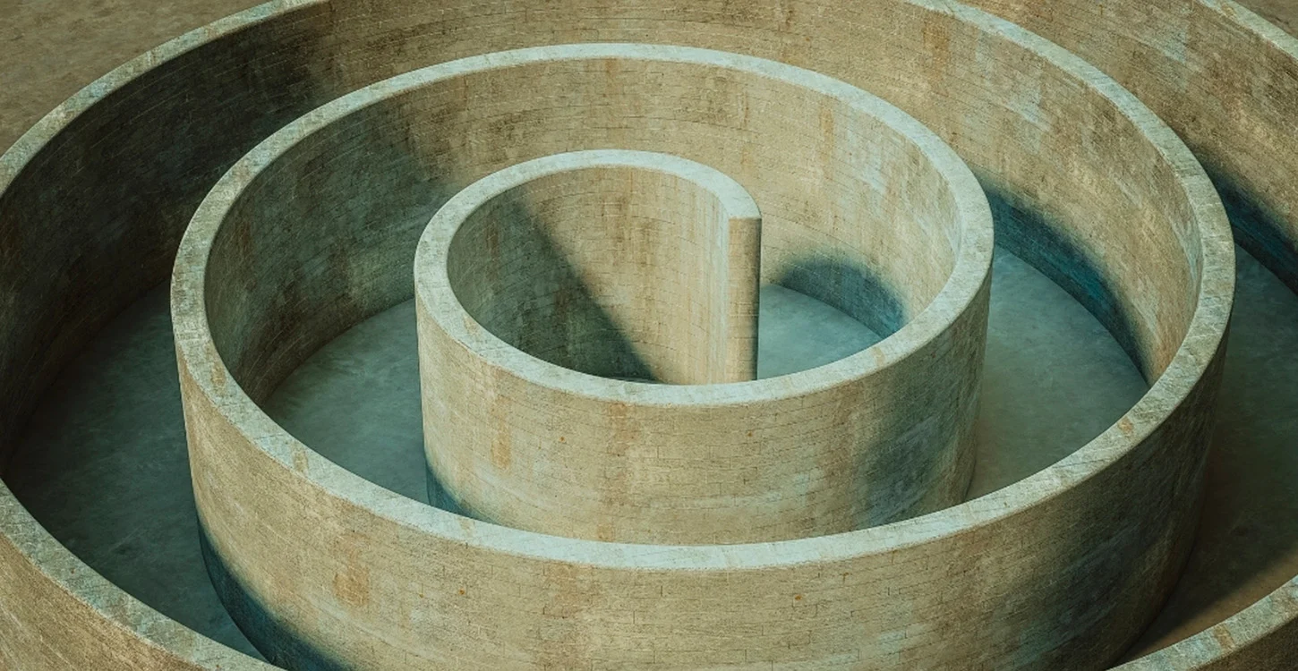 Espiral de paredes circulares concêntricas em betão